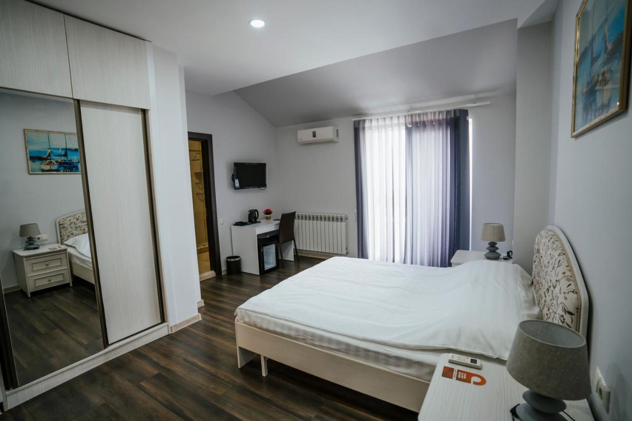 West Apart Hotel Batumi Bagian luar foto